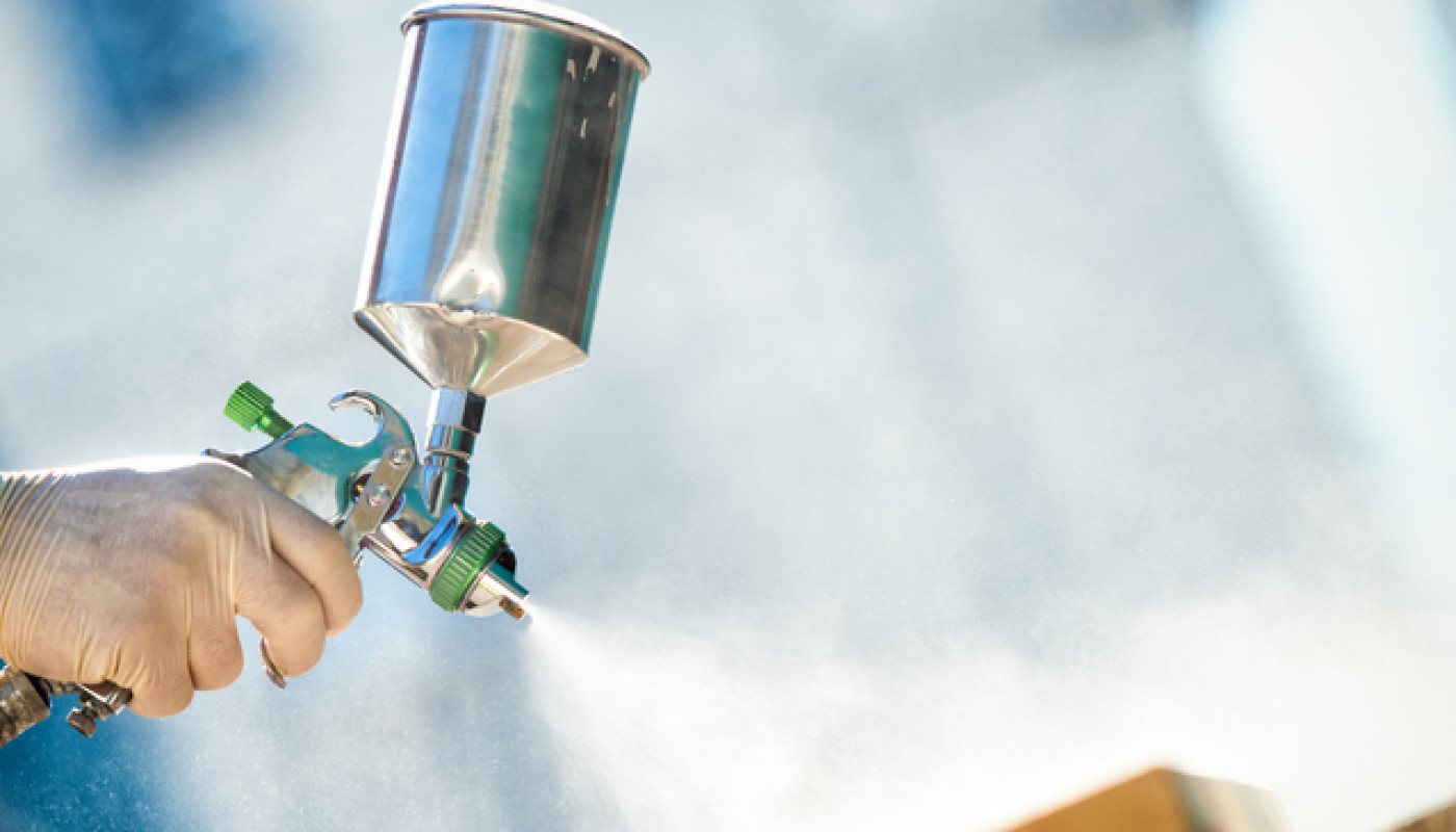 Qui utilise un pistolet de peinture professionnel en bâtiment à Bordeaux ?